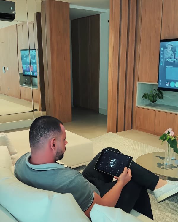 Sofá com TV comandada pelo tablet