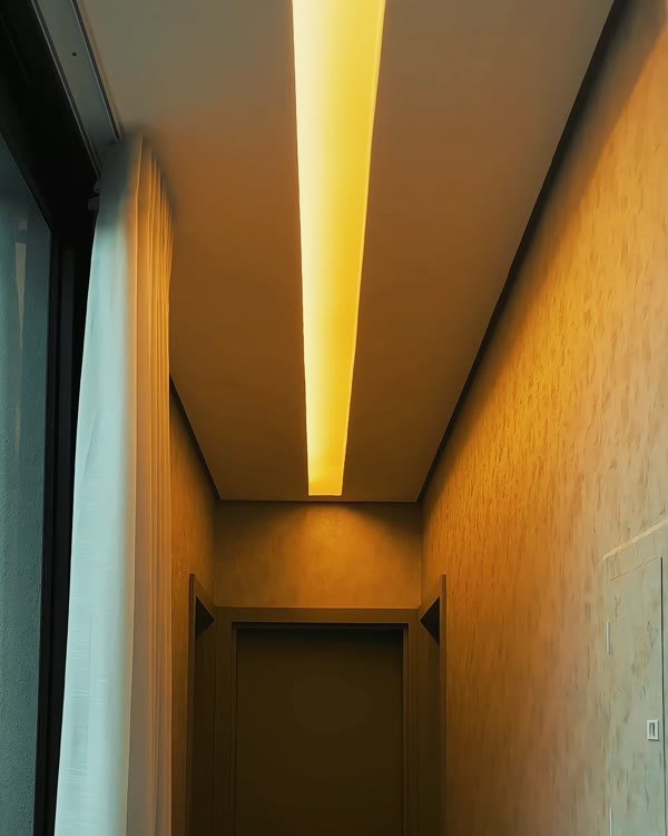 Corredor com fita de LED no teto