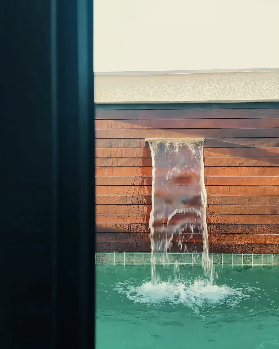 Cascata sobre a piscina